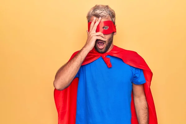 Bonito Loiro Vestindo Traje Super Herói Com Máscara Capa Sobre — Fotografia de Stock