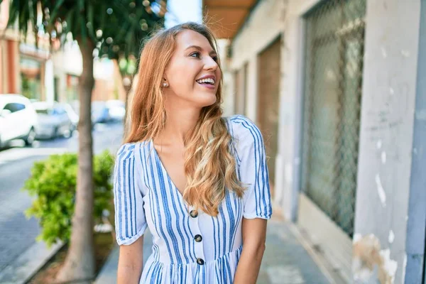 Junge Schöne Kaukasische Frau Mit Blonden Haaren Lächelt Glücklich Und — Stockfoto