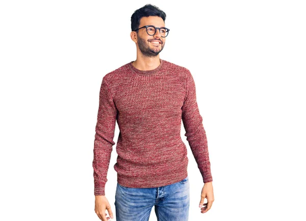 Giovane Uomo Ispanico Bello Indossa Maglione Invernale Occhiali Guardando Altra — Foto Stock