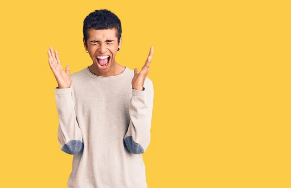 Jovem Americano Africano Vestindo Roupas Casuais Celebrando Loucos Loucos Pelo — Fotografia de Stock