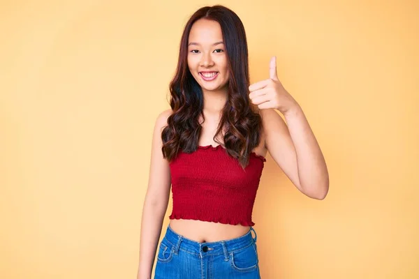 Jong Mooi Chinees Meisje Dragen Zomer Kleren Glimlachen Gelukkig Positief — Stockfoto