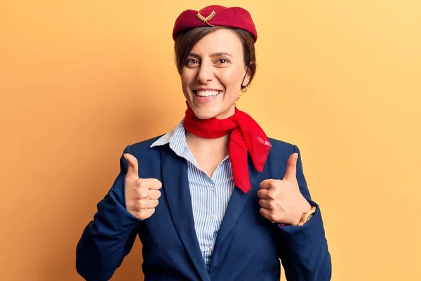 Mujer Hermosa Joven Con Azafata Signo Éxito Uniforme Haciendo Gesto — Foto de Stock