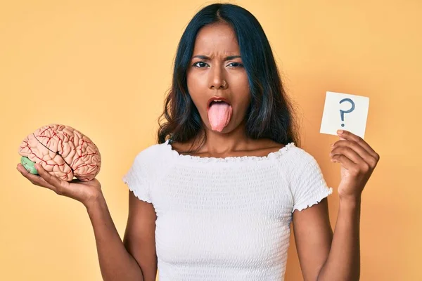 Młody Indyjski Dziewczyna Trzyma Mózg Znak Zapytania Przypomnienie Wystający Język — Zdjęcie stockowe