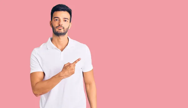 Ung Stilig Hispanic Man Bär Casual Kläder Pekar Med Handfingret — Stockfoto