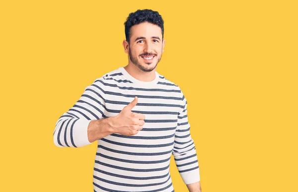 Jonge Spaanse Man Casual Kleding Die Vrolijke Duimen Opsteekt Gebaar — Stockfoto