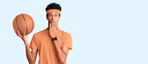 Jovem Afro Americano Segurando Bola Basquete Cobrindo Boca Com Mão — Fotografia de Stock