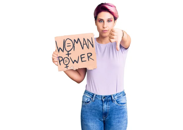 Mujer Hermosa Joven Con Pelo Rosa Sosteniendo Bandera Poder Mujer — Foto de Stock