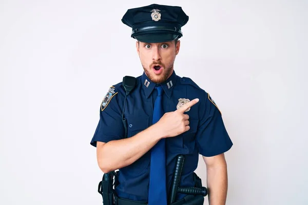 Ung Kaukasier Man Bär Polis Uniform Förvånad Pekar Med Fingret — Stockfoto