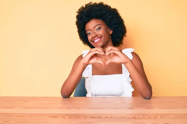 Mladá Afro Americká Žena Nosí Ležérní Oblečení Usmívá Lásce Ukazuje — Stock fotografie