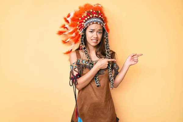 Молодая Красивая Латинская Девушка Индийском Костюме Показывая Сторону Взволнованную Нервную — стоковое фото