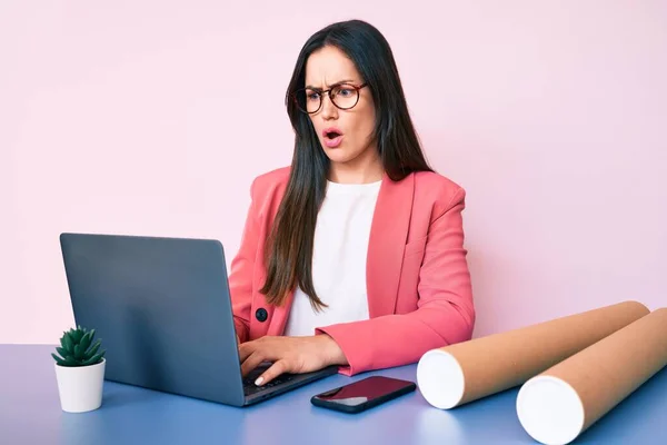 Giovane Donna Caucasica Seduta Alla Scrivania Lavorare Con Computer Portatile — Foto Stock