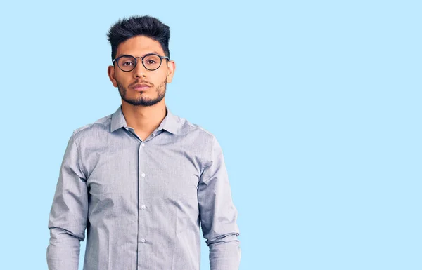Schöner Lateinamerikanischer Junger Mann Businesskleidung Und Brille Mit Ernstem Gesichtsausdruck — Stockfoto