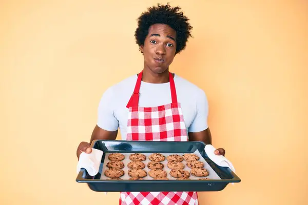 Нахабний Афроамериканець Волоссям Афроамериканського Кольору Одягнений Пекарню Тримаючи Домашнє Печиво — стокове фото