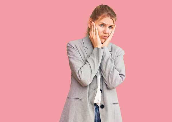 Giovane Bella Donna Bionda Con Elegante Giacca Mani Stanche Che — Foto Stock