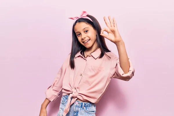 Mooi Kind Meisje Dragen Casual Kleding Lachend Positief Doen Teken — Stockfoto