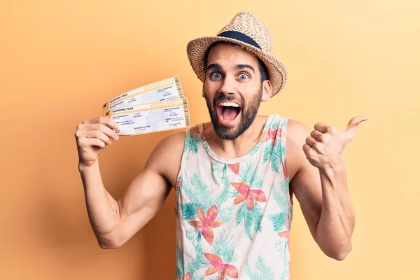 Junger Gutaussehender Mann Mit Bart Trägt Sommermütze Mit Fluggastkarte Und — Stockfoto
