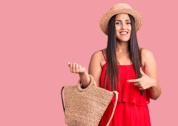 Jong Mooi Brunette Vrouw Dragen Zomer Hoed Jurk Holding Tas — Stockfoto