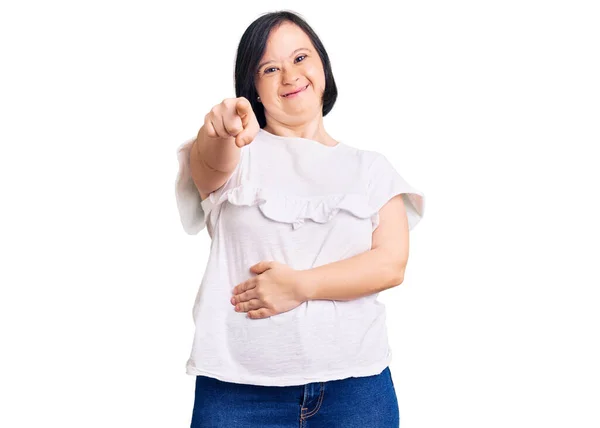 Femme Brune Avec Syndrome Duvet Portant Shirt Blanc Décontracté Moquant — Photo