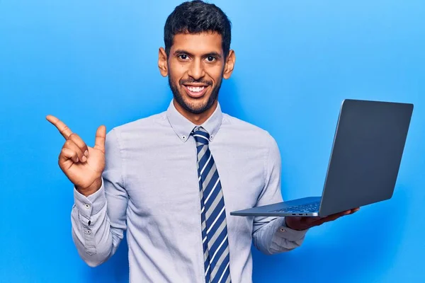 Jong Latijn Man Houdt Laptop Glimlachend Gelukkig Wijzend Met Hand — Stockfoto