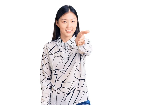 Jonge Mooie Chinese Vrouw Draagt Casual Shirt Glimlachend Vriendelijk Aanbieden — Stockfoto