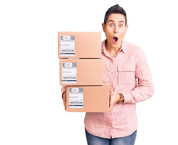 Young Woman Short Hair Holding Delivery Package Scared Amazed Open — Stock Photo, Image