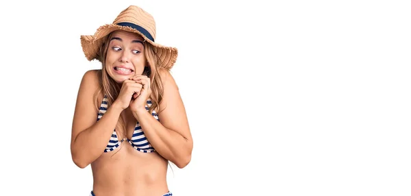 Joven Hermosa Mujer Rubia Con Bikini Sombrero Riendo Nerviosa Emocionada —  Fotos de Stock