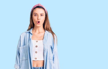 Gündelik tişört giyen genç ve güzel bir kız. Korkmuş ve ağzı açık kalmış, şaşırmış, inançsız bir yüz. 