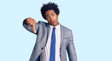 Yakışıklı, afro saçlı, iş ceketi giyen, üzgün, reddedilmiş ve olumsuz jestli Afro-Amerikan bir adam. kötü ifade. 