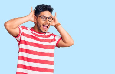 Yakışıklı Latin Amerikalı, sıradan kıyafetler ve gözlük takan neşeli gülümseyen, elleri havada dikizleme oyunu oynayan genç adam. Şaşırdım ve çıktım. 