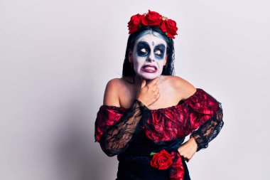 Ölü makyajlı Meksika günü giyen genç bir kadın bir soru hakkında endişeli ve gergin bir şekilde düşünüyor. 