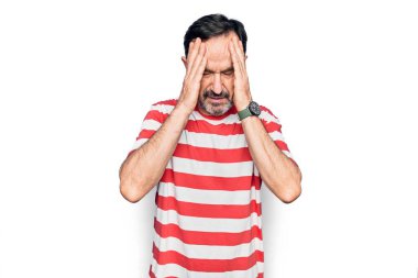 Orta yaşlı, çizgili tişört giyen yakışıklı bir adam izole edilmiş beyaz arka plan üzerinde duruyor. Başında baş ağrısı var çünkü stres var. Migren ağrısı..