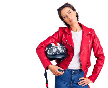 Motosiklet kaskı takan genç ve güzel bir kadın. 