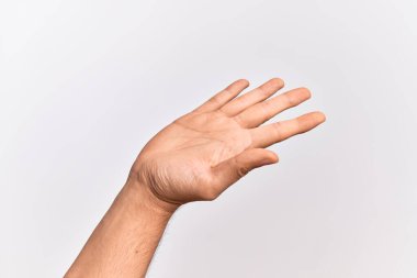 İzole edilmiş beyaz arka plan üzerinde parmaklarını gösteren beyaz bir adam. Avuç içi açık bir şekilde yardım ve destek için uzanıyor.