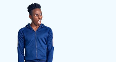 Afro-Amerikalı genç adam spor kıyafetleri giyiyor kızgın ve kızgın bağırıyor sinirli ve öfkeli, öfkeyle bağırıyor. öfke ve agresif konsept. 