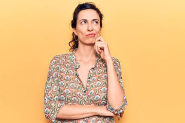 Genç ve güzel İspanyol bir kadın günlük kıyafetler giyiyordu. Kuşkuya yoğunlaşmıştı. Parmakları çenesinde ve yukarı bakıyordu. 