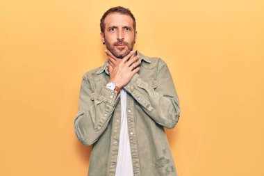 Genç ve yakışıklı bir adam günlük kıyafetler giyip bağırıyor ve boğularak ölüyor çünkü acı verici bir şekilde boğulmuş. Sağlık problemi. Boğulma ve intihar konsepti. 