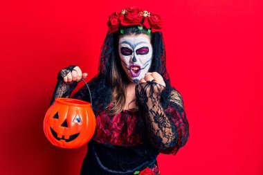 Ölü kostümün giyildiği gün elinde balkabağı olan genç bir kadın öfkeyle bağırıyor, öfkeyle bağırıyor ve el kaldırıyor. 