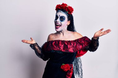 Meksika 'da makyajlı genç bir kadın gülümseyerek avuçlarını açıyor, sunuyor ve reklam karşılaştırması yapıyor ve dengeyi sağlıyor. 