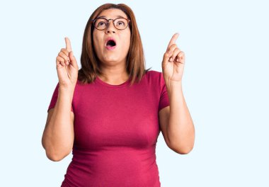 Orta yaşlı esmer kadın. 