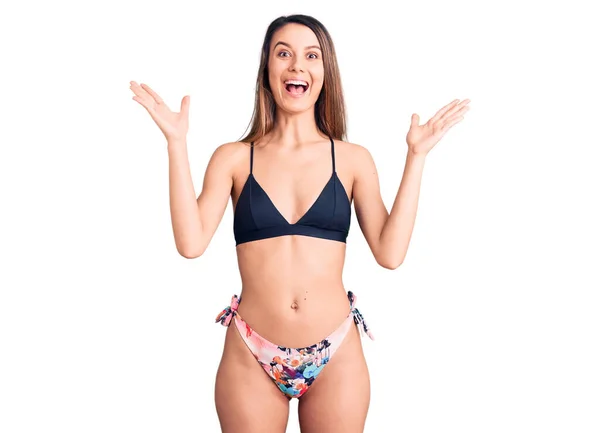 Jeune Belle Fille Portant Bikini Célébrant Victoire Avec Sourire Heureux — Photo