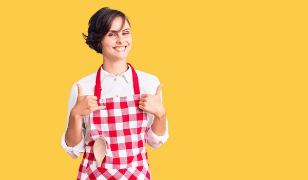 Hermosa Mujer Joven Con Pelo Corto Con Delantal Cocinero Profesional —  Fotos de Stock