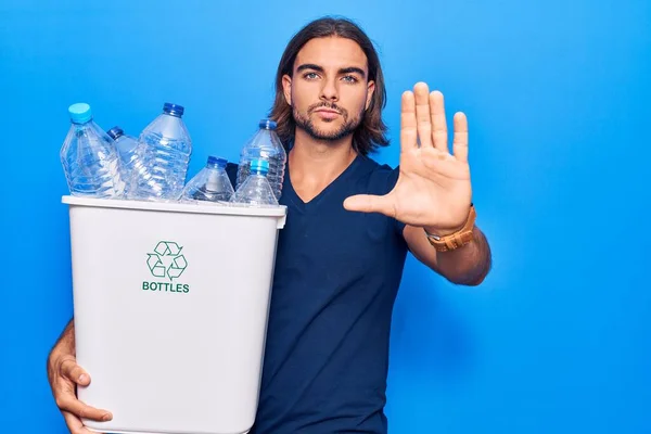 Jovem Homem Bonito Segurando Reciclar Lixo Com Garrafas Plástico Com — Fotografia de Stock