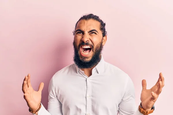 攻撃的な表情と腕で狂った叫びと叫びを上げカジュアル服を身に着けている若いアラブ人男性 フラストレーションコンセプト — ストック写真