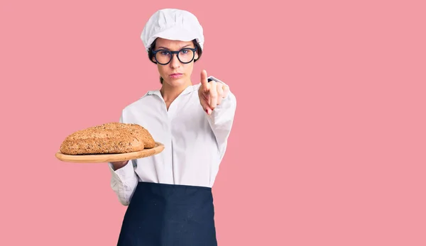 Schöne Brünette Junge Frau Bäckeruniform Mit Selbstgebackenem Brot Die Mit — Stockfoto