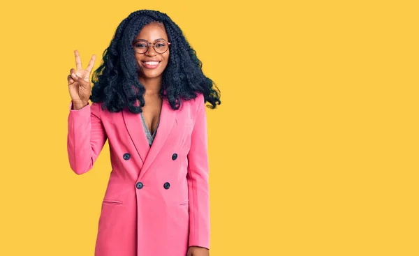 Красивая Африканская Американка Деловой Куртке Очках Улыбающаяся Счастливым Лицом Подмигивает — стоковое фото