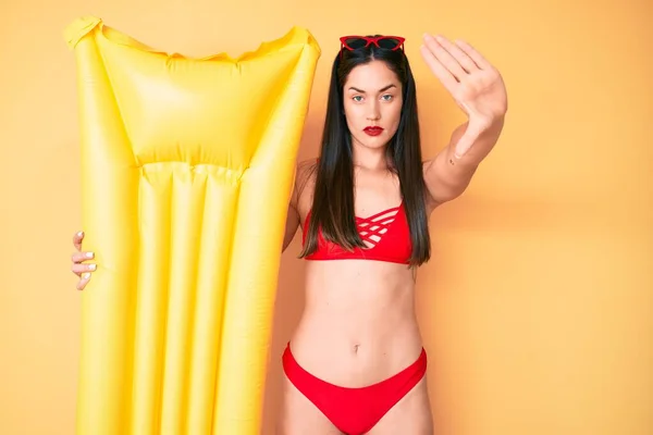 Junge Schöne Kaukasische Frau Bikini Hält Schwimmer Mit Offener Hand — Stockfoto