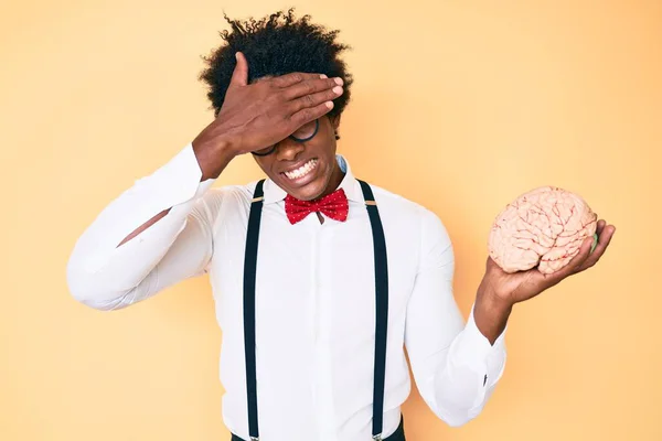 Hombre Nerd Afroamericano Guapo Con Cabello Afro Sosteniendo Cerebro Estresado — Foto de Stock