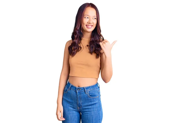 Joven Hermosa Chica China Con Ropa Casual Sonriendo Con Cara — Foto de Stock