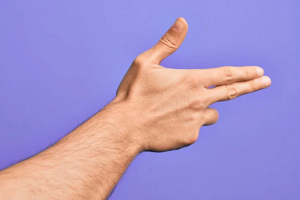 Mão Homem Jovem Caucasiano Mostrando Dedos Sobre Fundo Roxo Isolado — Fotografia de Stock