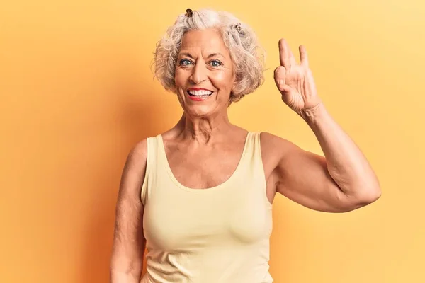 Senior Gråhårig Kvinna Bär Casual Kläder Ler Positivt Gör Tecken — Stockfoto